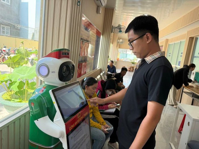 Anh Trần Văn Quân sử dụng các tiện ích từ “Robot lễ tân Công an xã”.