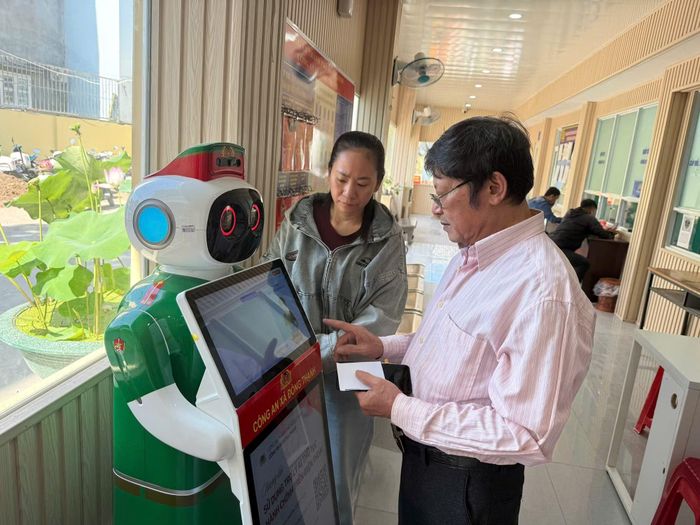 Người dân sử dụng các tiện ích từ “Robot lễ tân Công an xã”.