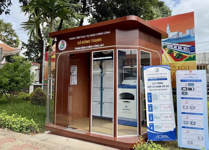 Trạm hành chính công 24/7 được đặt trước trụ sở UBND xã Đông Thạnh, người dân có thể nộp và nhận hồ sơ qua tủ thông minh bất kỳ thời điểm nào trong ngày.