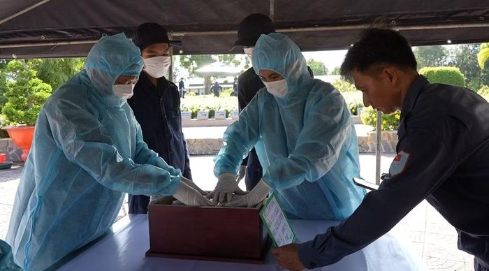 Công tác bảo quản, sắp xếp lại hài cốt liệt sĩ được thực hiện cẩn trọng, tỉ mỉ và đúng quy chuẩn kỹ thuật.
