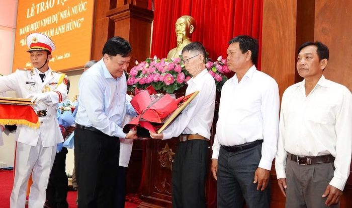 Thừa ủy quyền của Chủ tịch nước, đồng chí Phạm Thành Ngại, Chủ tịch UBND tỉnh Đồng Tháp trao tặng Danh hiệu vinh dự Nhà nước "Bà Mẹ Việt Nam Anh hùng" cho thân nhân các gia đình.
