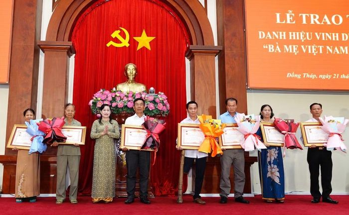 Thừa ủy quyền của Chủ tịch nước, đồng chí Châu Thị Mỹ Phương, Phó Bí thư Tỉnh ủy, Trưởng đoàn Đại biểu Quốc hội tỉnh Đồng Tháp trao tặng Danh hiệu vinh dự Nhà nước "Bà Mẹ Việt Nam Anh hùng" cho thân nhân các gia đình.
