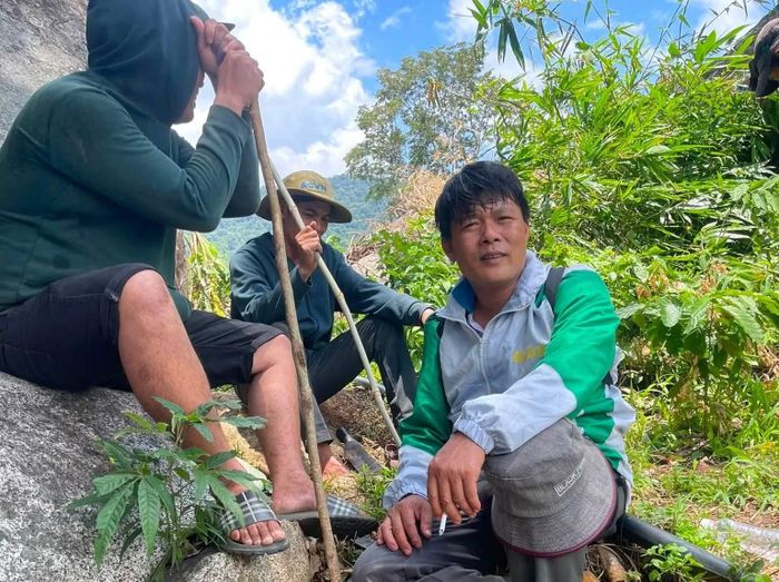 Người dân tham gia tìm kiếm cháu bé trên núi.