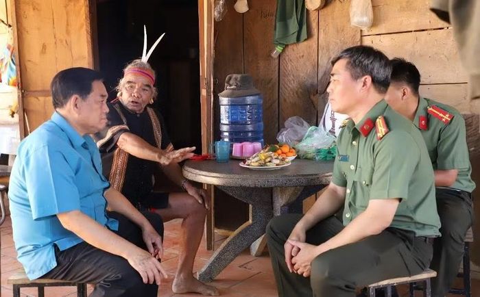 Phòng An ninh chính trị nội bộ, Công an TP Đồng Nai và Công an xã Bom Bo phát động phong trào Toàn dân Bảo vệ an ninh Tổ quốc gắn với công tác dân vận trên địa bàn xã.