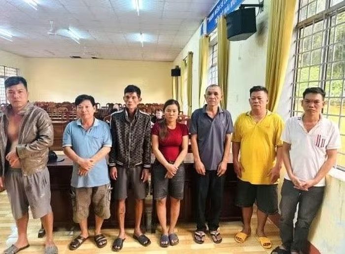Các đối tượng đánh bạc bị Công an xã đưa về trụ sở để làm việc.