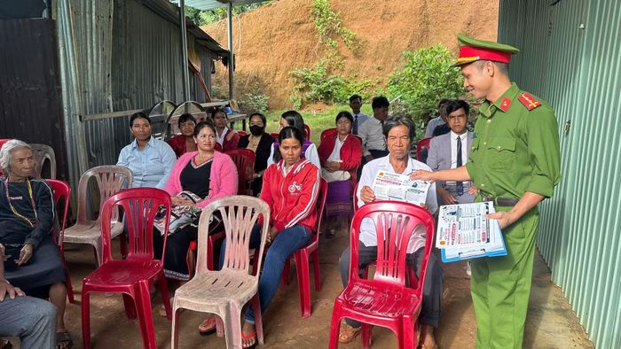Cán bộ Công an xã tuyên truyền, phổ biến những phương thức, thủ đoạn lừa đảo của tội phạm.