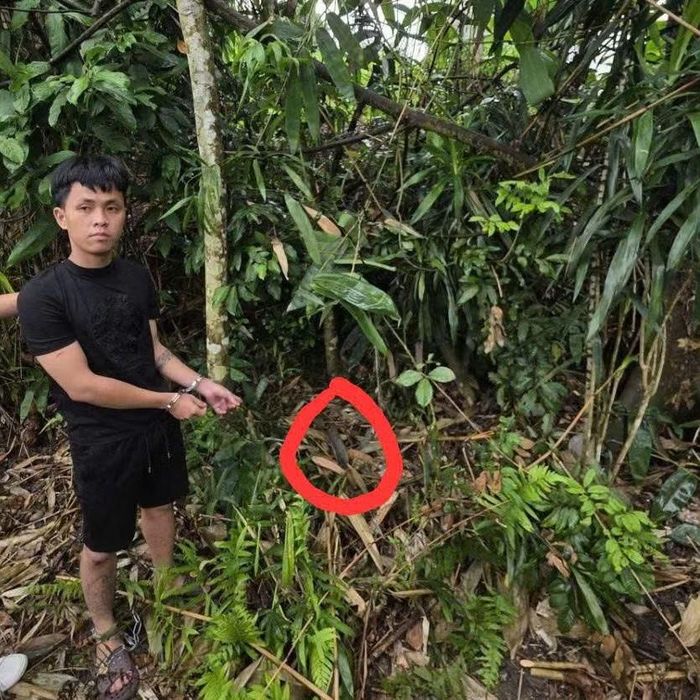 Đối tượng Hoàng Minh Sơn chỉ nơi cất giấu hung khí gây án.