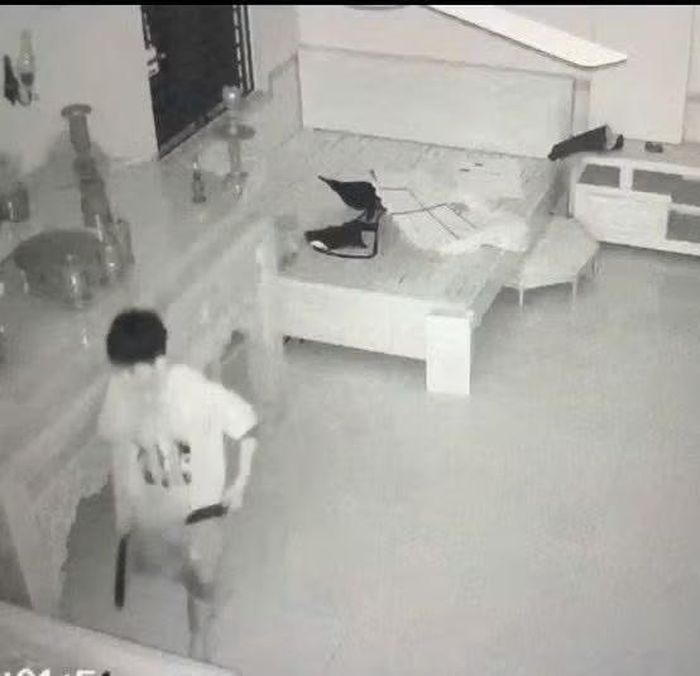 Hình ảnh trích xuất từ camera đối tượng Hoàng Minh Sơn đột nhập, dùng dao khống chế nạn nhân cướp tài sản.