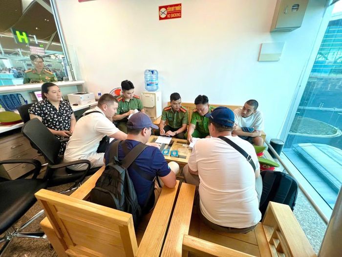 Đoàn công tác của Việt Nam và Kazakhstan trao đổi, thảo luận các nội dung liên quan đến bàn giao đối tượng.