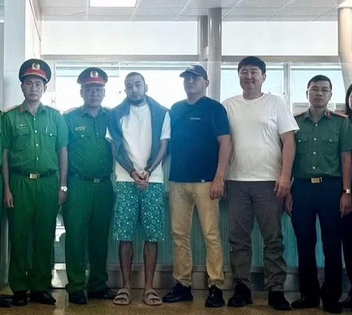 Đoàn công tác Bộ Công an bàn giao đối tượng Baisakov Elnar Narynkobevich (thứ 3 từ trái sang) cho đoàn công tác Kazakhstan.