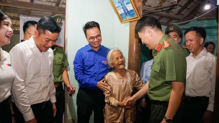 Đại tá Trần Hồng Quang, Phó Cục trưởng Cục An ninh chính trị nội bộ dẫn đầu đoàn công tác đến thăm gia đình bà Nguyễn Thị Thìn ở thôn Sơn Bình, xã Tứ Mỹ, tỉnh Hà Tĩnh.