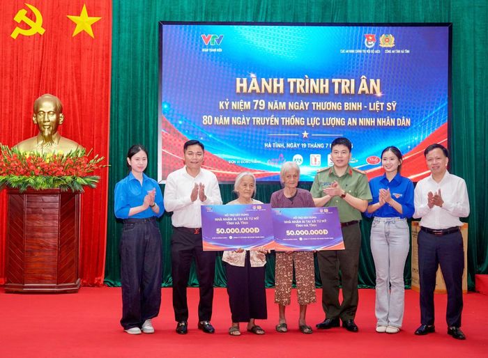 Đồng chí Phó Cục trưởng Trần Hồng Quang trao kinh phí hỗ trợ xây dựng 2 căn nhà nhân ái cho 2 hộ gia đình có hoàn cảnh khó khăn tại Hà Tĩnh.