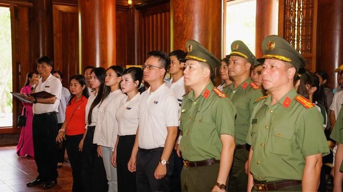 Đoàn công tác dâng hương, dâng hoa lên anh linh Chủ tịch Hồ Chí Minh tại khu di tích Kim Liên (tỉnh Nghệ An).