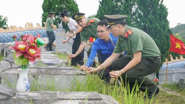 Đoàn công tác dâng hương, dâng hoa tại Nghĩa trang Liệt sĩ Quốc gia Nầm (xã Tứ Mỹ, tỉnh Hà Tĩnh).