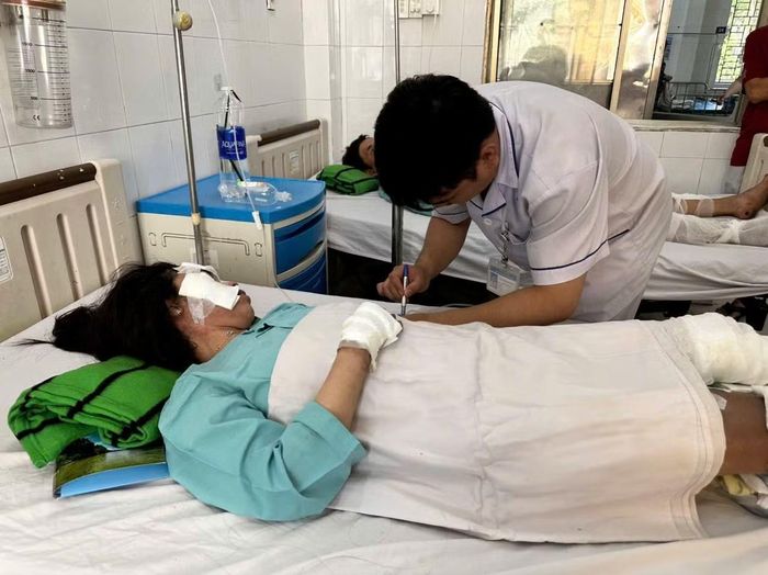 Nhân viên y tế điều trị cho người bị tai nạn.