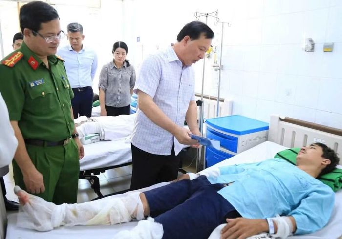 Lãnh đạo TP Đồng Nai thăm hỏi người bị thương trong vụ tai nạn.
