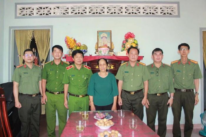 Công an TP Hồ Chí Minh thăm hỏi, tặng quà thân nhân các gia đình liệt sĩ...