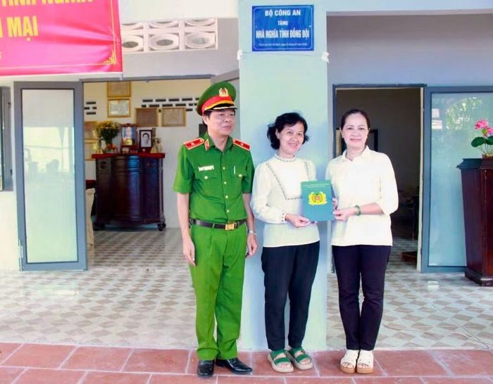 Lãnh đạo Công an TP Hồ Chí Minh bàn giao công trình sửa chữa nhà tình nghĩa cho thân nhân Liệt sĩ Lê Văn Mại.