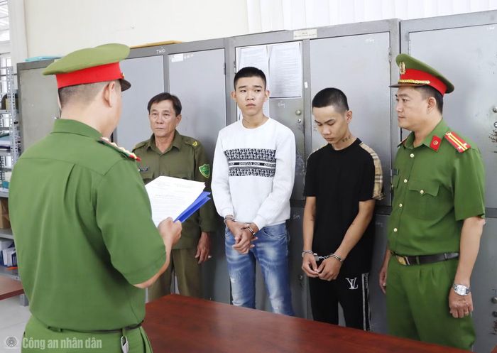 Cơ quan CSĐT Công an tỉnh Cà Mau tống đạt quyết định khởi tố bị can, lệnh bắt tạm giam Vửng (áo đen) và Hùng (áo trắng).