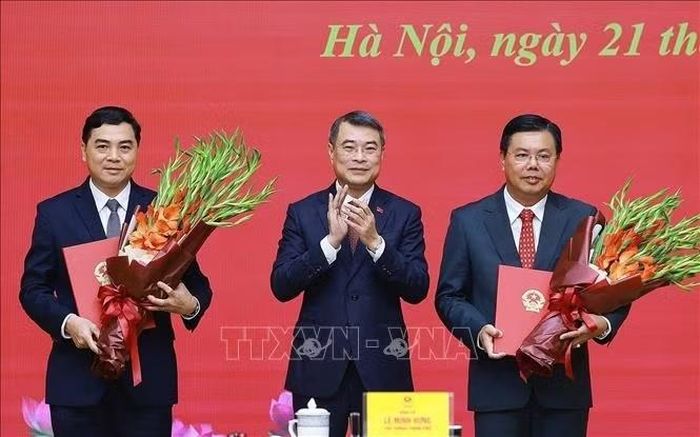 Thủ tướng Lê Minh Hưng trao Quyết định về việc điều động ông Nguyễn Tiến Hải, Ủy viên Trung ương Đảng, Bí thư Tỉnh ủy An Giang về công tác tại Bộ Nội vụ, giao Quyền Bộ trưởng Bộ Nội vụ và ông Nguyễn Hoài Anh, Ủy viên Trung ương Đảng, Chủ tịch Ủy ban nhân dân tỉnh Thanh Hóa giữ chức Thứ trưởng Thường trực Bộ Dân tộc và Tôn giáo. Ảnh: Dương Giang/TTXVN