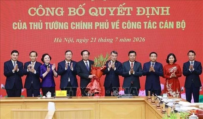 Thủ tướng Lê Minh Hưng cùng lãnh đạo Chính phủ chúc mừng đồng chí Đỗ Thanh Bình nhận nhiệm vụ mới. Ảnh: Dương Giang/TTXVN