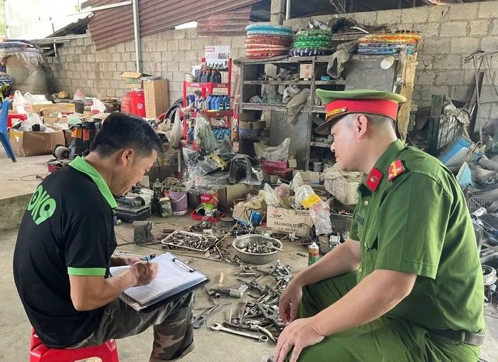 Lực lượng Công an yêu cầu chủ các cơ sở sửa chữa xe máy ký cam kết không "độ, chế" phương tiện.