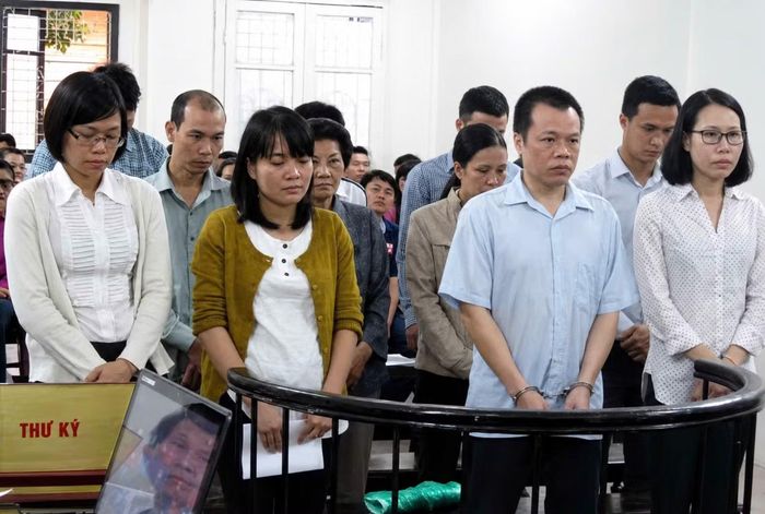 Nguyễn Hoàng Long (hàng trên, giữa) và đồng phạm đã bị TAND TP Hà Nội xét xử và tuyên án từ năm 2016.