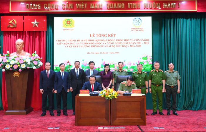 Các đại biểu chứng kiến hai đồng chí Bộ trưởng ký chương trình phối hợp.