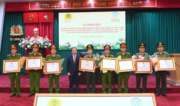 Bộ trưởng Vũ Hải Quân trao Bằng khen tặng các đơn vị thuộc Bộ Công an.