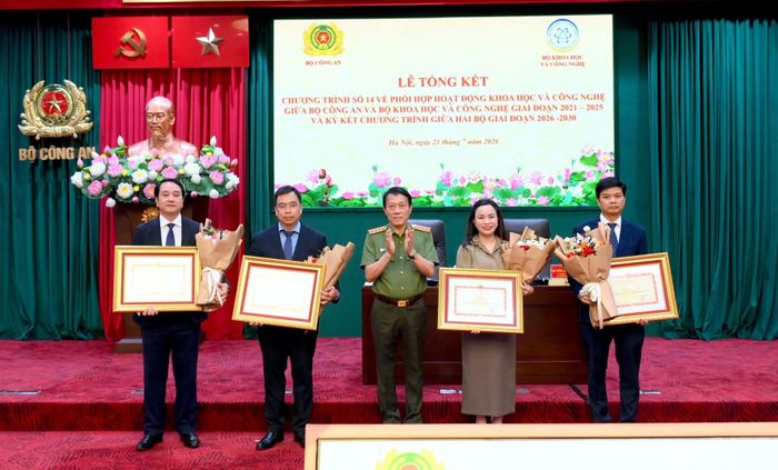 Bộ trưởng Lương Tam Quang trao Bằng khen tặng các đơn vị thuộc Bộ Khoa học và Công nghệ.