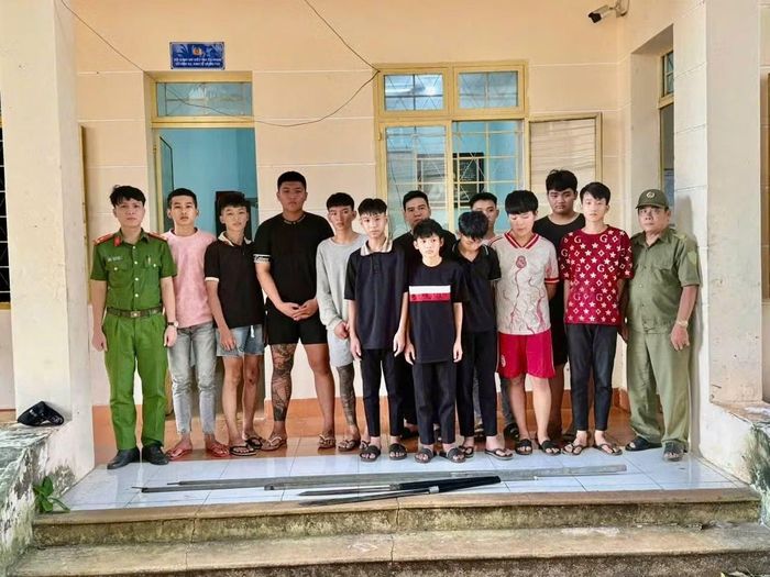 Các đối tượng bị Công an xã Cẩm Mỹ đưa về trụ sở để làm việc.