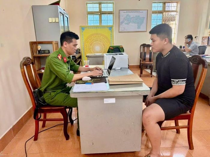 Công an xã làm việc với một đối tượng trong nhóm.