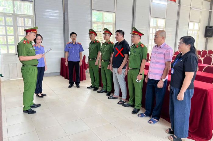 Cơ quan CSĐT Công an tỉnh Sơn La thi hành các quyết định tố tụng đối với Bùi Văn Hưng (dấu X).