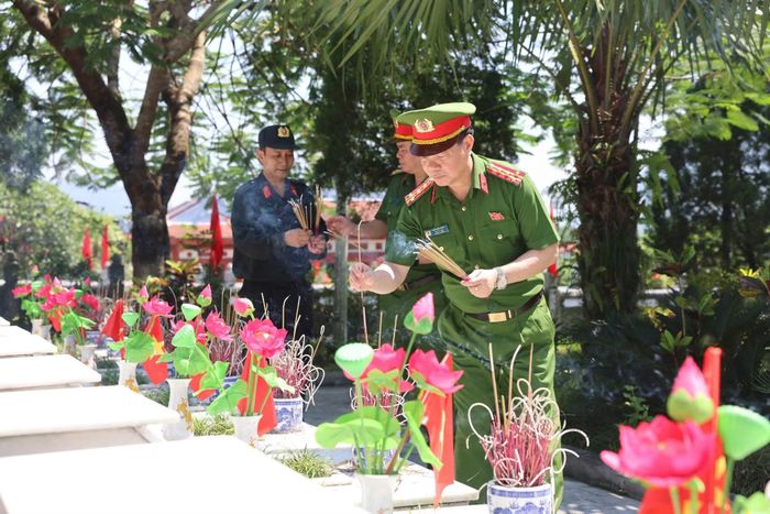 Đại tá Đỗ Tiến Thùy và cán bộ chiến sĩ Cảnh sát cơ động dâng hương tại Nghĩa trang liệt sĩ quốc gia Vị Xuyên