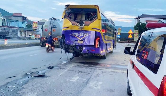 Hiện trường chiếc xe khách đang tạm dừng bên đường thì bị xe khách khác lao tới từ phía sau. Ảnh: HQ