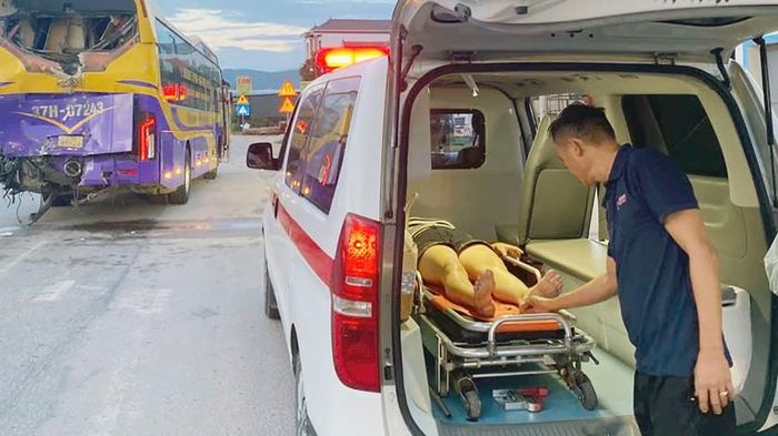 Những người bị trọng thương được đưa đến viện cấp cứu. Ảnh: HQ