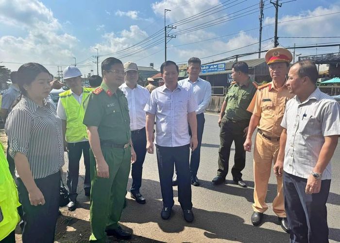 Phó Bí thư Thành ủy, Chủ tịch UBND Thành phố Đồng Nai Nguyễn Văn Út đến hiện trường kiểm tra, chỉ đạo giải quyết hậu quả vụ tai nạn giao thông đặc biệt nghiêm trọng trên quốc lộ 1A.
