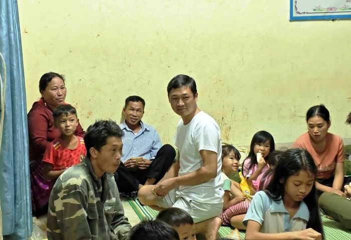 Ông Huân thăm hỏi, động viên và hỗ trợ đồng bào ở nơi sơ tán tránh tránh lũ quét. Ảnh: Trọng Nghĩa
