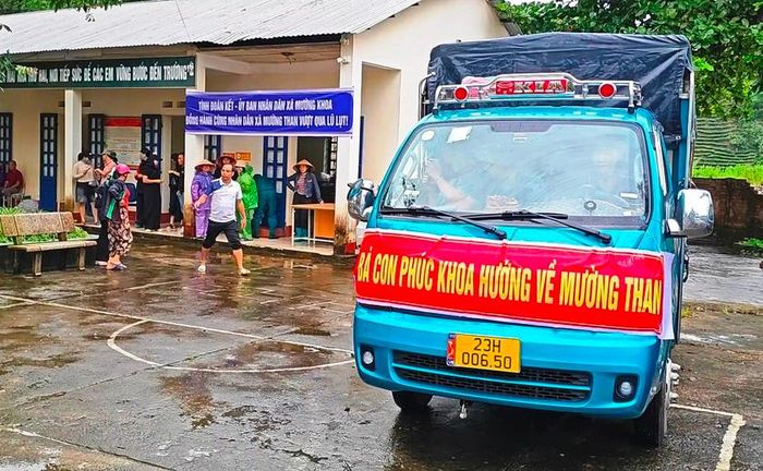 Chiếc xe chở hàng trăm suất cơm từ xã Mường Khoa vượt hơn 30km đến điểm sơ tán ở xã Pắc Ta để tiếp tế cho người dân. Ảnh: Trọng Nghĩa