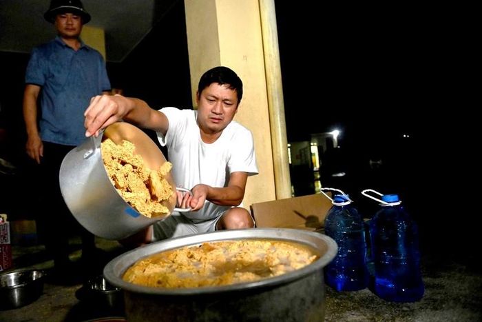 Trong đêm, ông Hoàng Văn Huân (áo trắng), Chủ tịch UBND xã Mường Khoa (Lai Châu) cùng hơn 20 cán bộ địa phương đi hơn 30km đến hỗ trợ bà con Mường Than tránh lũ trong các trường học ở Pắc Ta. Ảnh: H.L