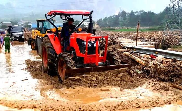 Anh Phan Văn Hoan dùng chiếc máy cày Kobuta hỗ trợ người dân vùng lũ quét. Ảnh: M.T