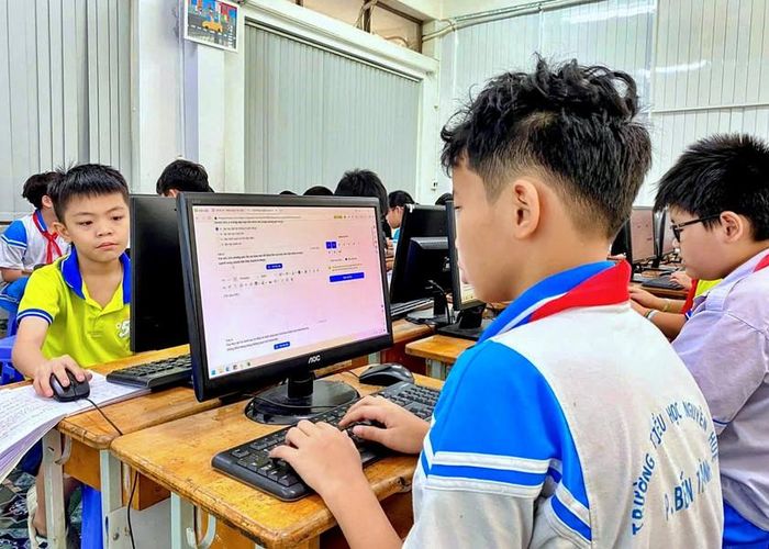 Học sinh tại Thành phố Hồ Chí Minh kiểm tra trên máy tính vào trường tiểu học.