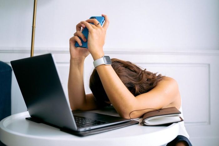 Khảo sát cũng ghi nhận một xu hướng đáng chú ý: Tỷ lệ kiệt sức trong giới công nghệ đang tăng lên, trong khi sự lạc quan về công việc giảm dần. AI không chỉ giúp tăng tốc công việc mà còn khiến doanh nghiệp liên tục nâng kỳ vọng về năng suất. Ảnh: Pexels