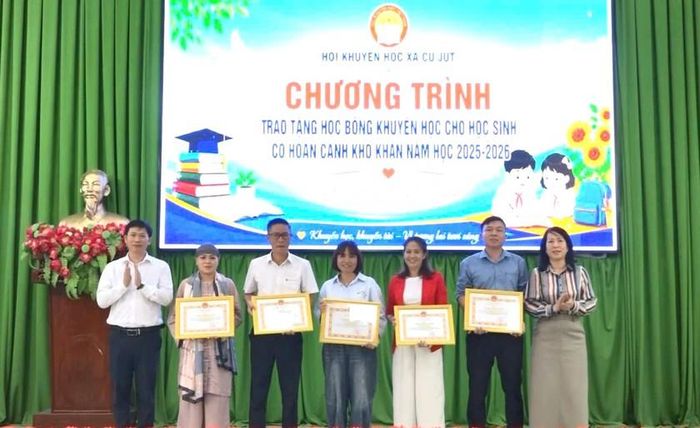 Trao tặng bảng ghi nhận tấm lòng vàng cho các nhà hảo tâm.