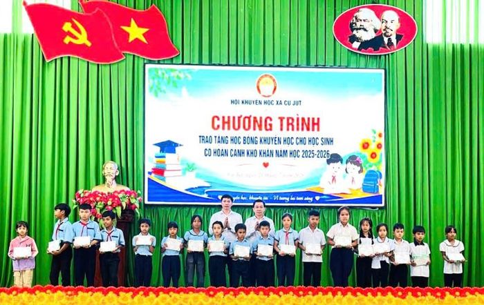 Đại biểu, nhà hảo tâm trao học bổng cho các em học sinh nghèo vượt khó xã Cư Jút.