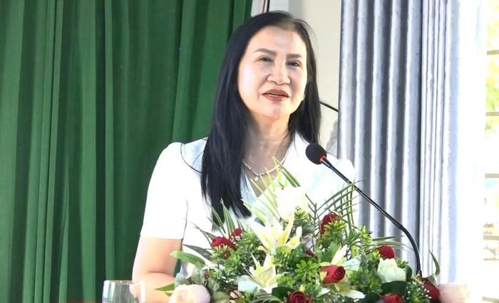 Chủ tịch Hội Khuyến học tỉnh Lâm Đồng Tôn Thị Ngọc Hạnh phát biểu tại hội nghị.