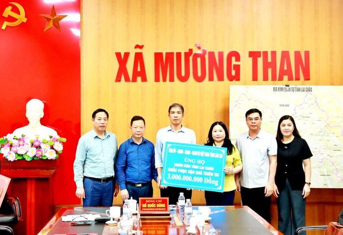 Phó Chủ tịch UBND tỉnh Lào Cai Vũ Thị Hiền Hạnh trao 3 tỷ đồng hỗ trợ nhân dân Mường Than khắc phục hậu quả thiên tai. Ảnh: Trần Tú