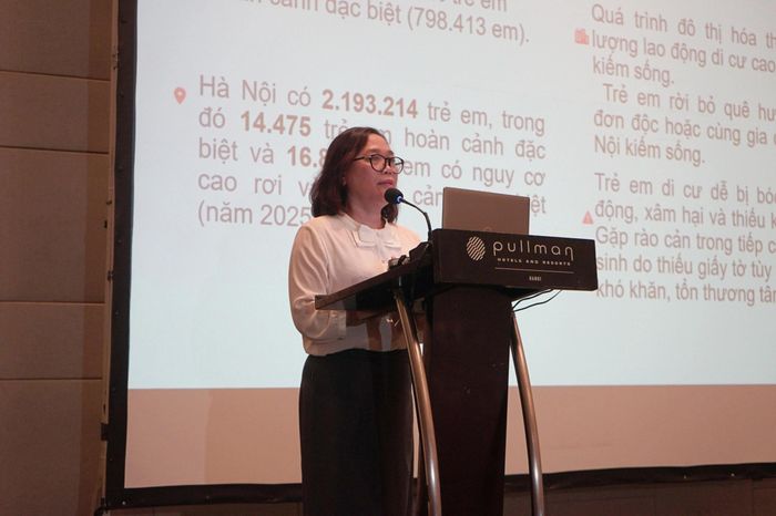 Bà Vũ Thị Kim Hoa - Phó Chủ tịch Hội Bảo vệ quyền trẻ em Việt Nam, Phó Giám đốc dự án chia sẻ tại Hội thảo.