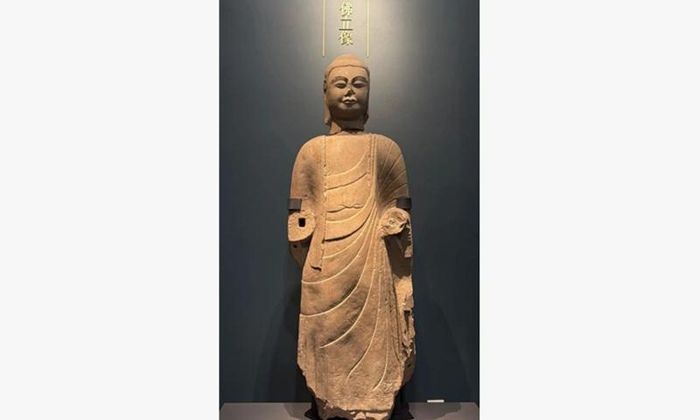 Phần đầu Phật và tượng Phật đứng đã được lắp ráp lại hiện đang được trưng bày tại Bảo tàng Fenyang. Ảnh: Tài khoản WeChat chính thức của Bảo tàng Fenyang.