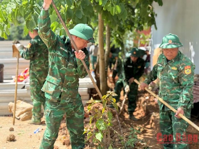 Không chỉ chắc tay súng nơi biên cương, những người lính biên phòng còn góp sức xây dựng tương lai cho trẻ em vùng biên giới.